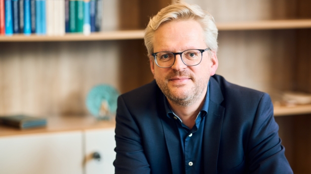 Zwischen Markt und Moral: Wie Marken Vertrauen nachhaltig sichern können - Nils Goldschmidt ist seit Oktober 2024 Mitglied im Deutschen Ethikrat und Direktor des Weltethos-Instituts an der Universität Tübingen. Zudem hält er eine Professur für Kontextuale Ökonomik und ökonomische Bildung an der Universität Siegen - Quelle: Philipp Sigle/Weltethos-Institut